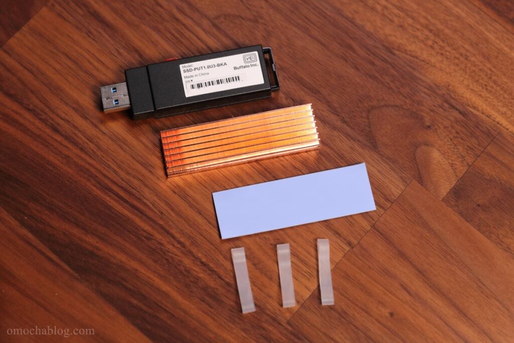 USBタイプのSSDとヒートシンク